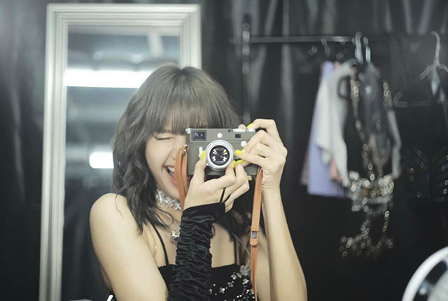 The rapper "Lisa" Lalisa Manobal (1997) is known for her extensive camea and Leica collection, besides being in the South Korean girl group Blackpink and a solo artists since 2021.